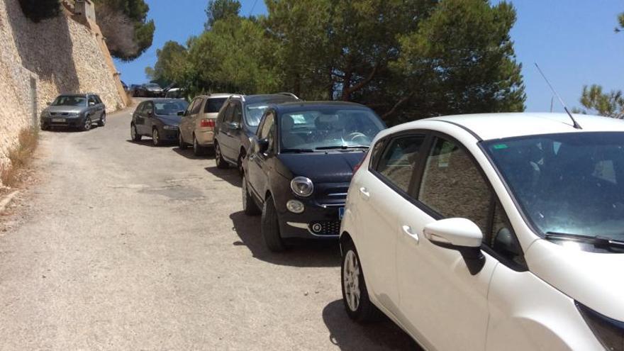 La cala de Ambolo en Xàbia ya está hasta arriba de coches