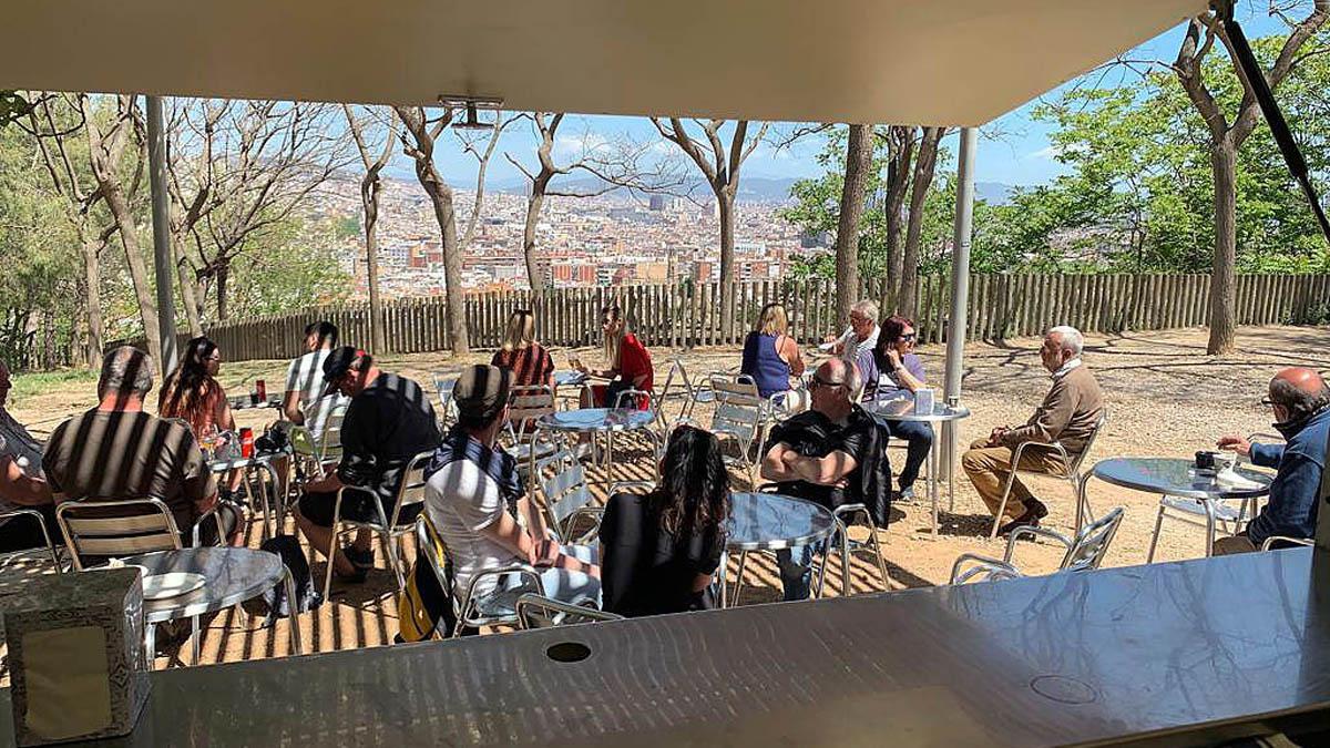 Uno de los chiringuitos entre árboles más buscados: Bar Marcelino. Vermut con vistas.  