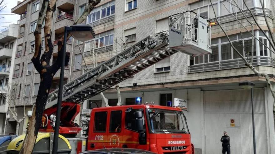 Los bomberos acuden a la vivienda siniestrada en la Avenida de Víctor Gallego.