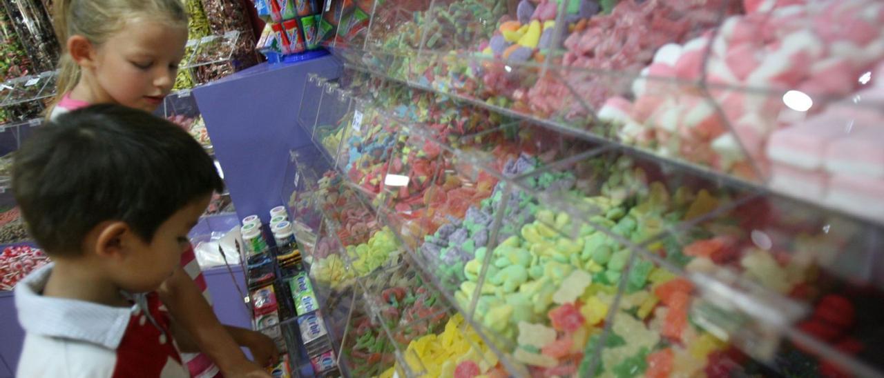 Dos niños en una tienda de chucherías.