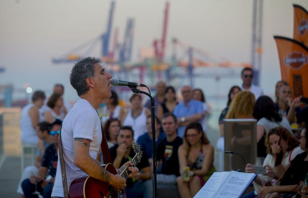 Concierto de Mikel Erentxun en la terraza del Veles i Vents