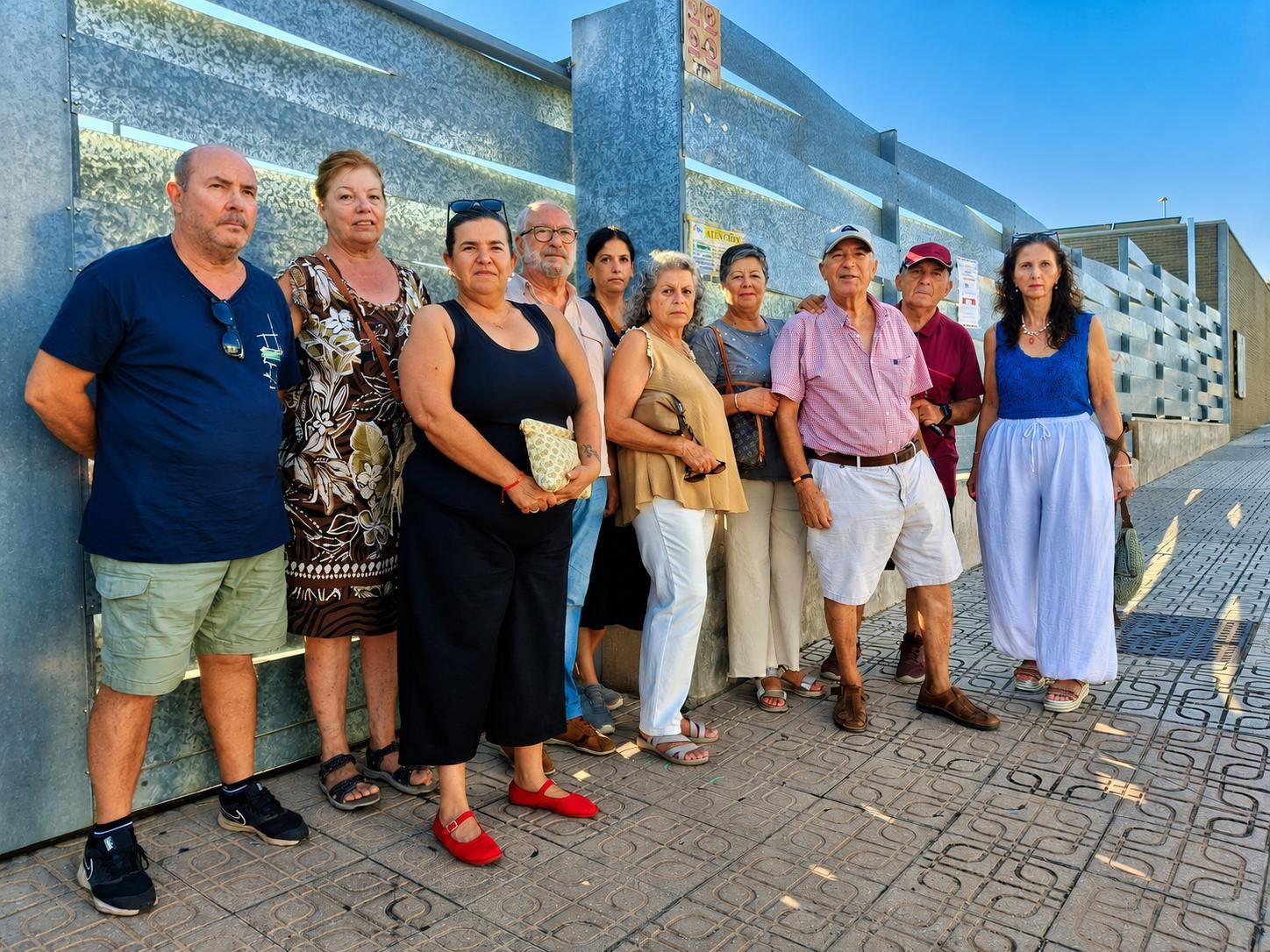 Algunos de los usuarios afectados, a las puertas de la piscina climatizada de San Roque, cerrada desde el pasado mes de febrero.