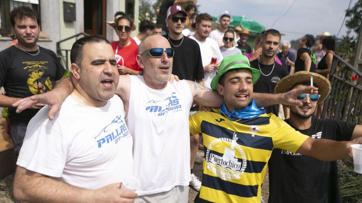 Luis González, segundo por la izquierda, junto a otros romeros. | M. F.