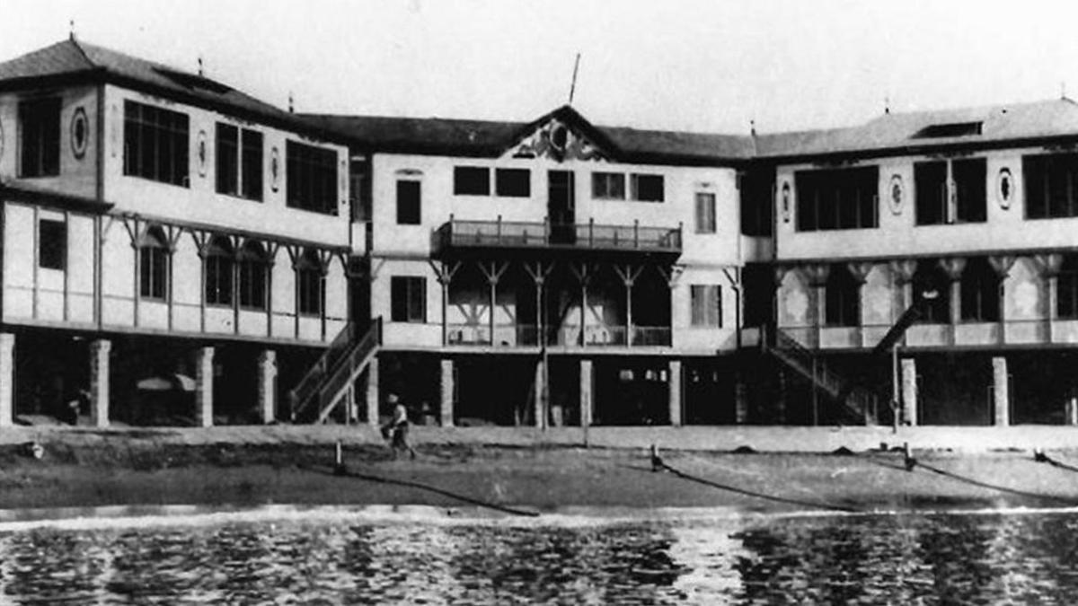 La Escola del Mar en la playa de la Barceloneta antes de ser bombardeada