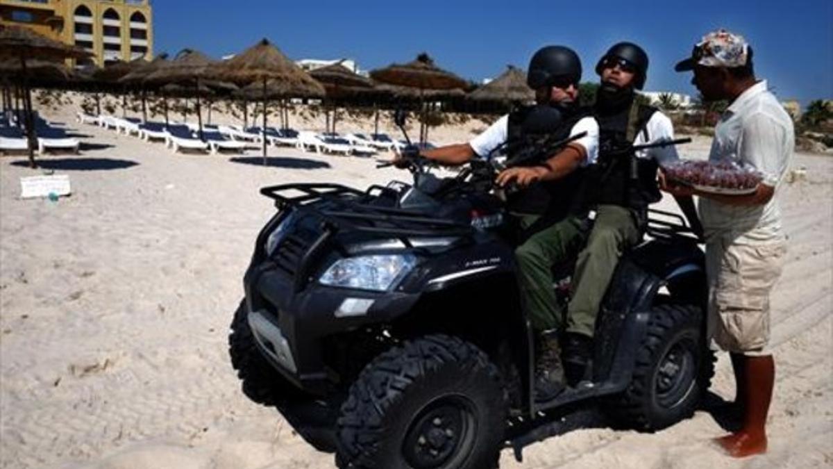 Una pareja de guardamuelles patrullan en la playa de Susa, este lunes.