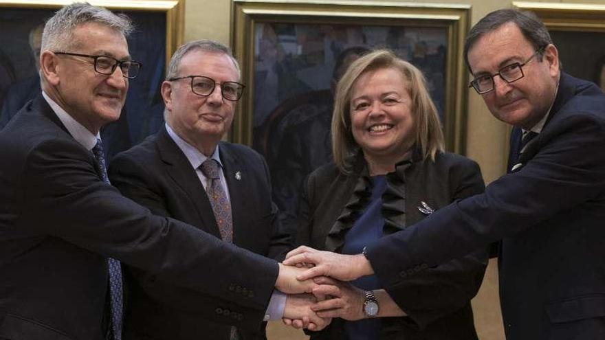 Por la izquierda, Santiago García Granda, Francisco del Busto, Rosa Menéndez y José Ramón Riera se dan la mano tras la firma de adhesión del CSIC al convenio, ayer en la Cámara de Comercio de Oviedo.