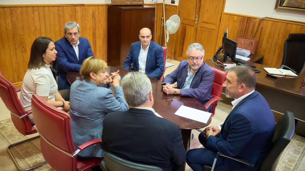 Un momento de la reunión de la comitiva que presidió Román Rodríguez con el alcalde y parte del Gobierno arafero.