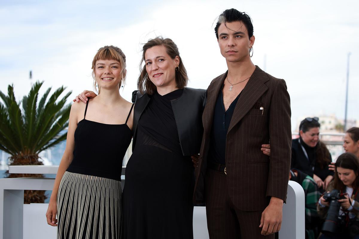 Carla Simón y el equipo de Romería posan en Cannes