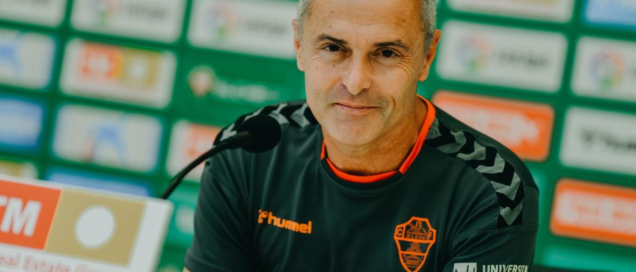 El entrenador del Elche, hace unos momentos en la rueda de prensa previa al partido del Alavés