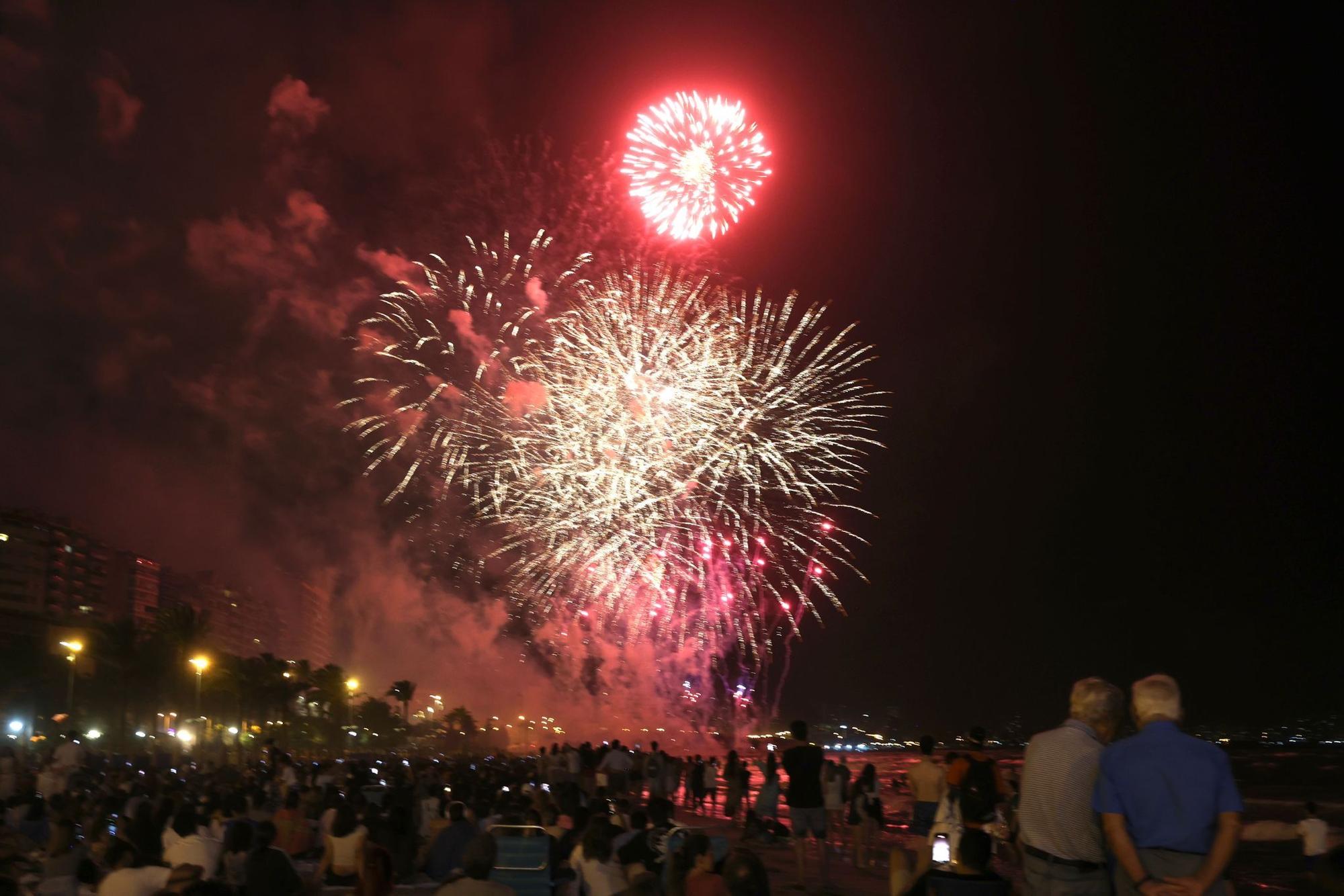 Tercera noche del concurso de fuegos artificiales de Alicante: espectáculo de luz presentado por Pirotecnia Ferrández