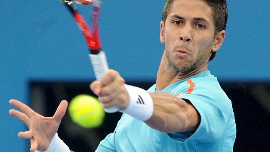 El tenista español Fernando Verdasco devuelve la bola al checo Radek Stepanek durante el partido de la final masculina del torneo internacional de Brisbane (Australia). Stepanek ganó a Verdasco por 3-6, 6-3 y 6-4.