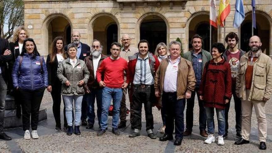 Parte de los integrantes de la candidatura de Por Gijón, con David Alonso a la izquierda, ayer en la plaza Mayor.