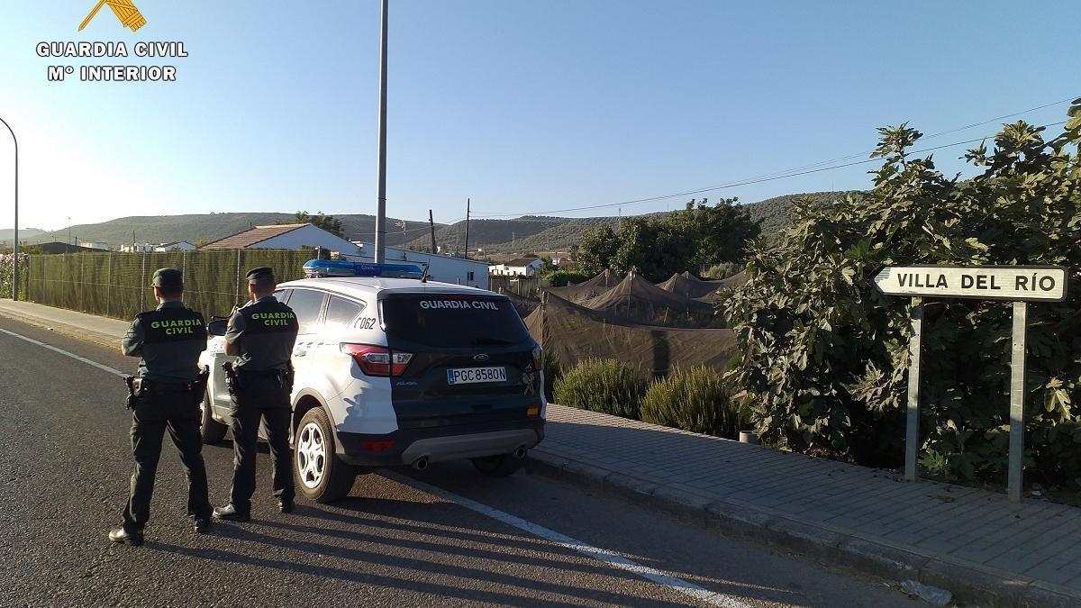 Agentes de la Guardia Civil del puesto de Villa del Río.