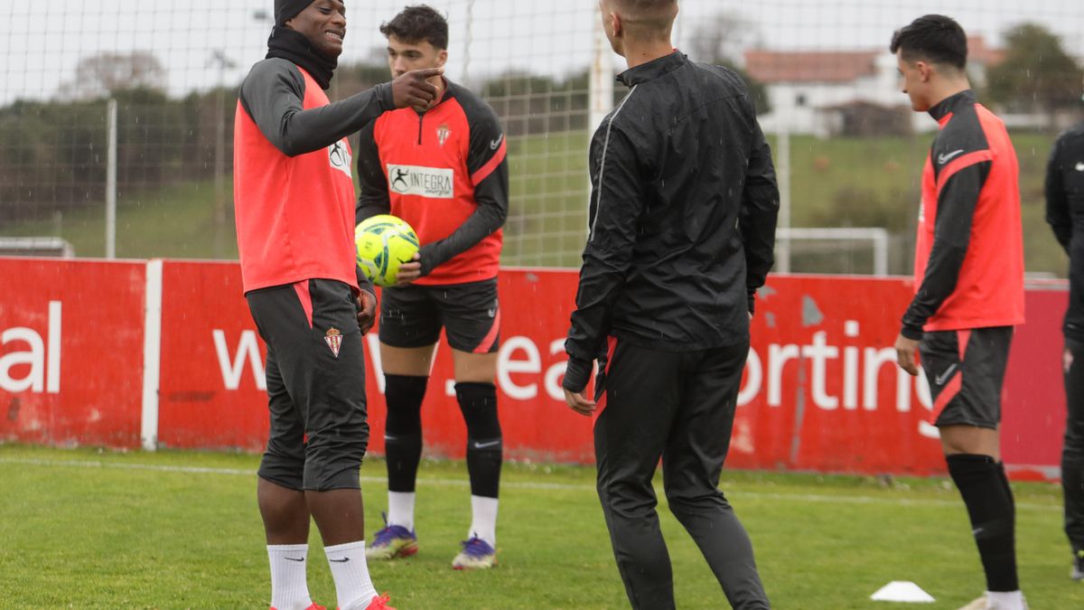 Neftali, a la izquierda, en un entrenamiento.