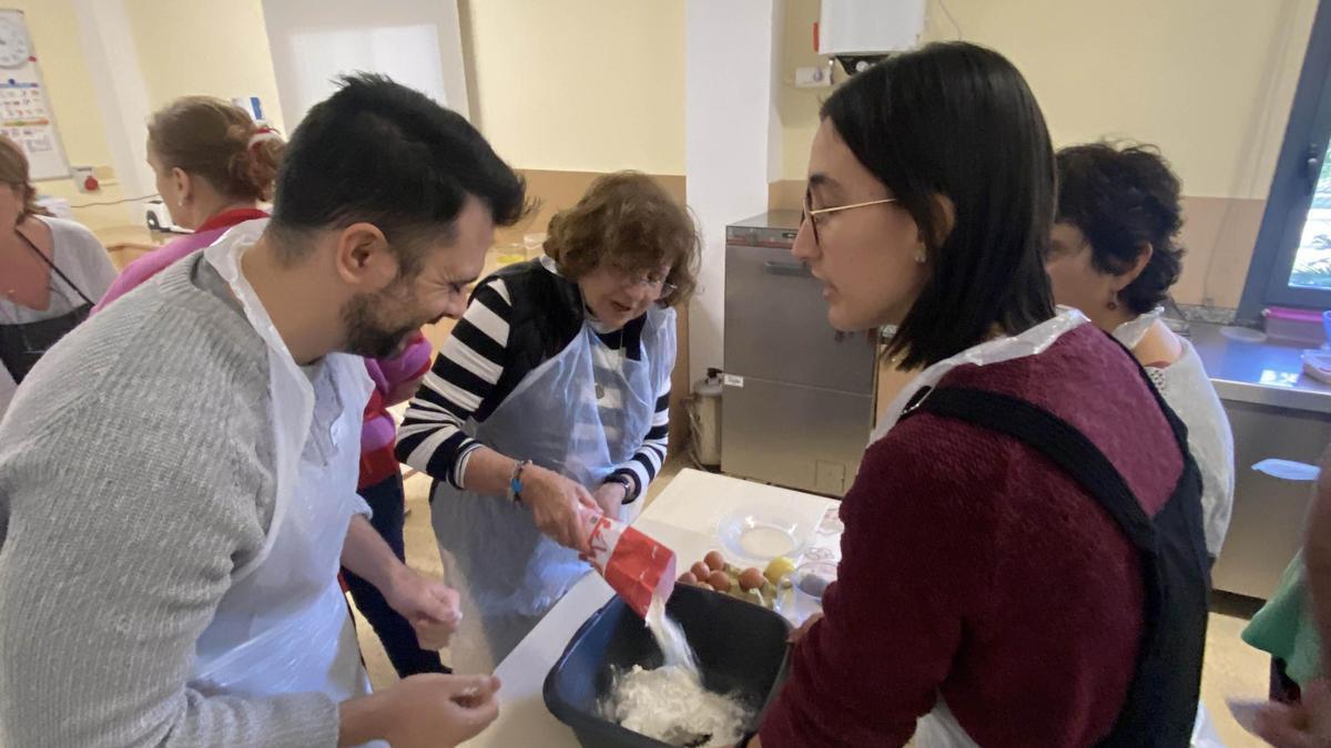 Taller de dulces navideños en el Museo Escolar de Puçol