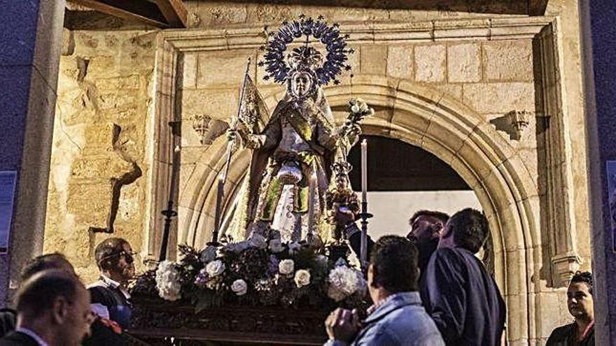 La imagen de la Virgen de la Concha sale del templo de San Antolín.