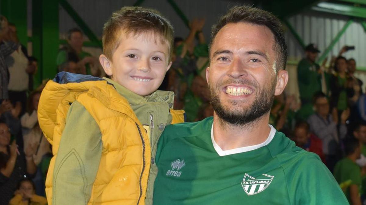 Jesús Rubio, junto a su hijo, tras un partido del Santa Amalia.