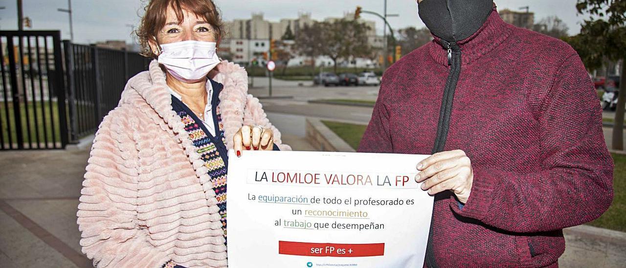 Miren Cárcamo y Pablo de la Rocha, miembros de la APFP.                                                                                                                             	Lluís Segura, del STEI, en un momento de la entrevista. | G. BOSCH