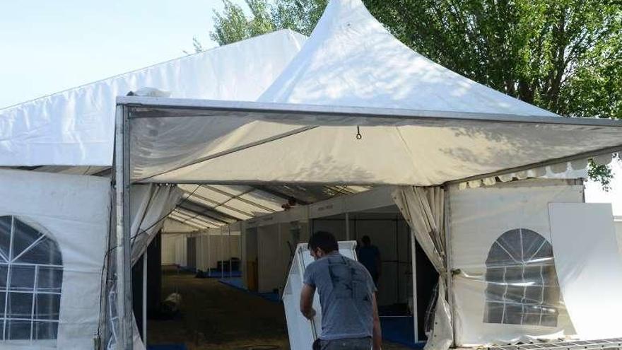 La organización apuraba ayer los preparativos en la carpa. // G.Núñez