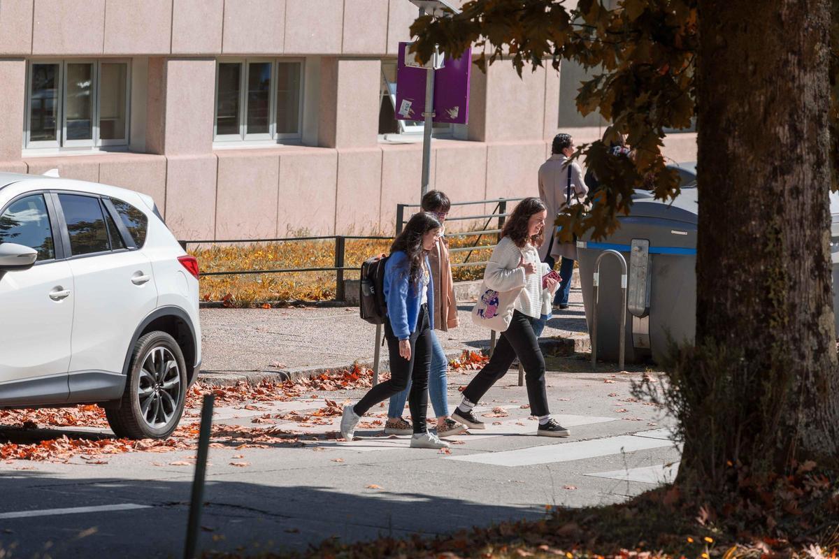 Varias personas pasean por el campus de la Universidade de Santiago de Compostela