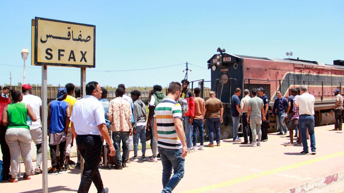 Inmigrantes subsaharianos esperan en la estación de tren de Sfax (Túnez) ante la oleada de detenciones llevada a cabo por la policía tunecina.