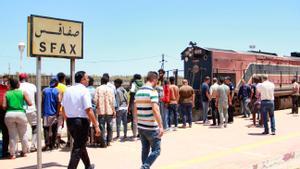 Inmigrantes subsaharianos esperan en la estación de tren de Sfax (Túnez) ante la oleada de detenciones llevada a cabo por la policía tunecina.