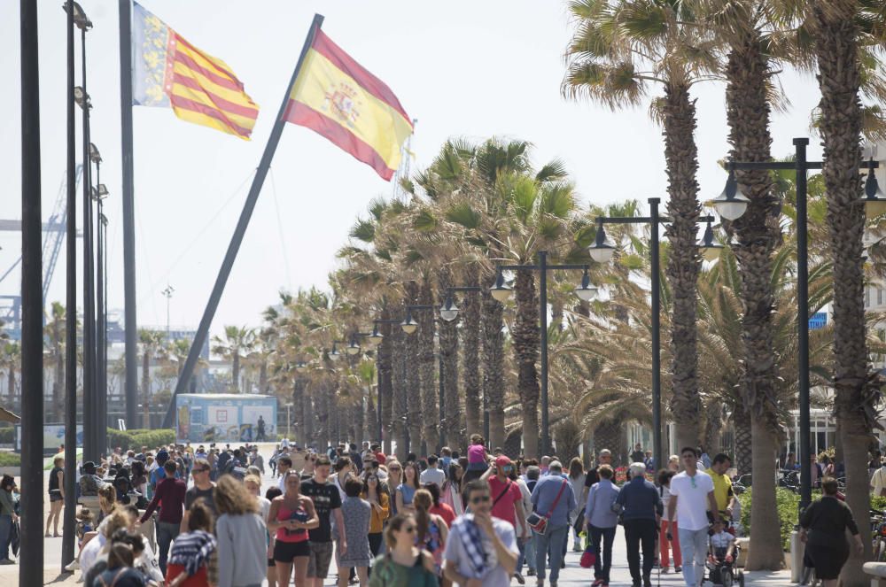 El buen tiempo ha atraido a muchos valencianos a la playa este Jueves Santo.