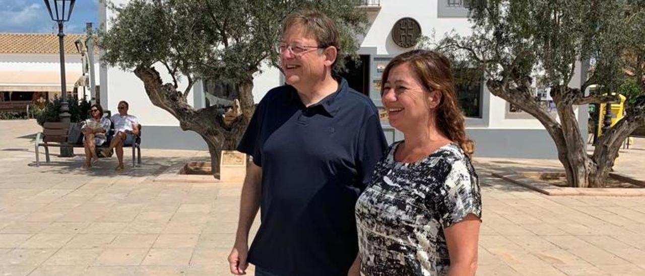 Puig y Armengol en la plaza de Sant Francesc, en Formentera.