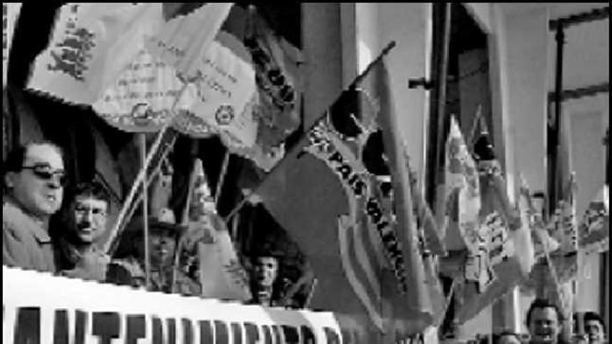 Los manifestantes, ayer, a las puertas del Hotel Selomar de Benidorm