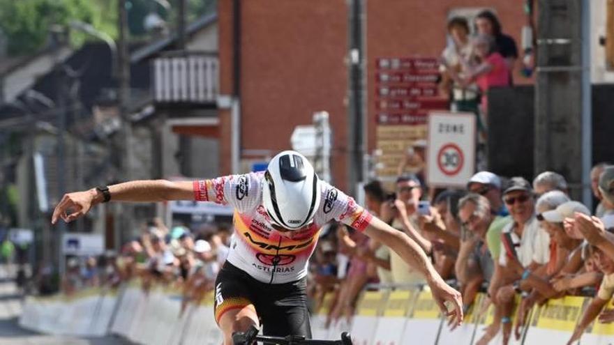 Benjamín Noval también domina en Francia: gana en solitario ante los mejores ciclistas junior del mundo