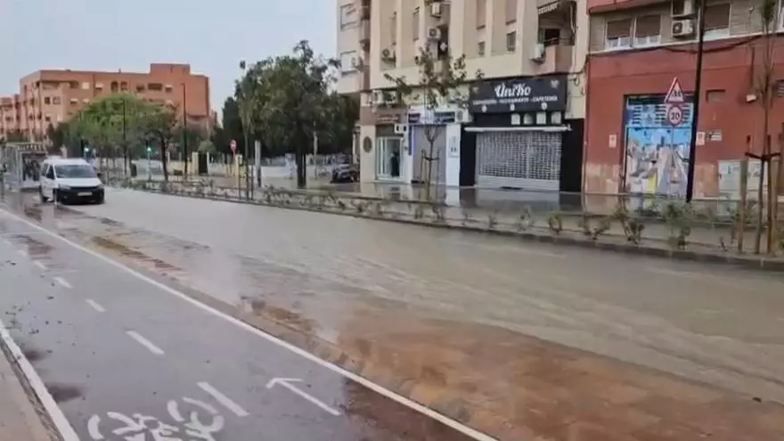 La nueva plaza de San Blas, en Alicante, convertida en un río por las lluvias