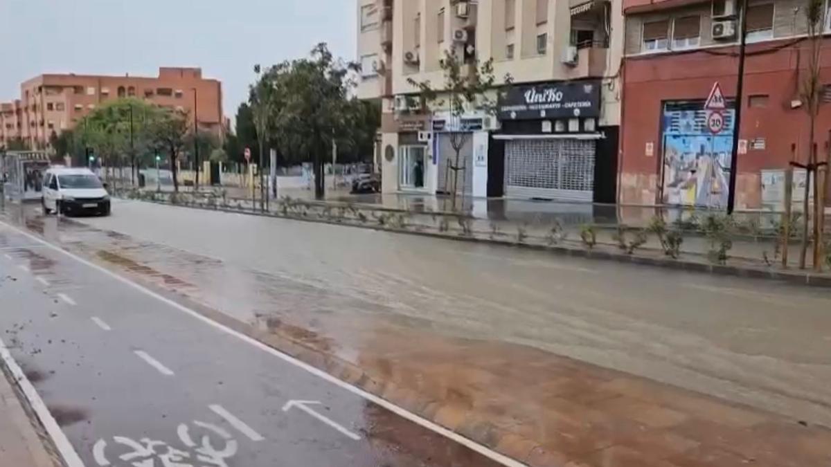 La nueva plaza de San Blas, en Alicante, convertida en un río por las lluvias