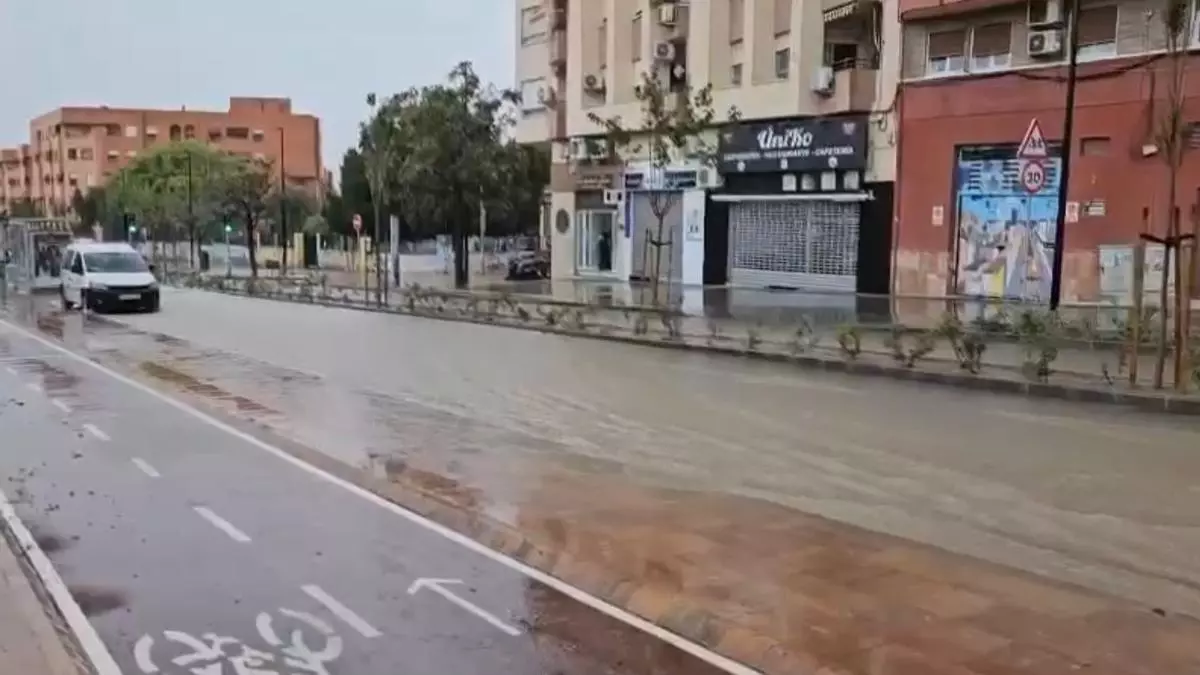 Un "río" junto a la nueva plaza de San Blas recién renovada en Alicante