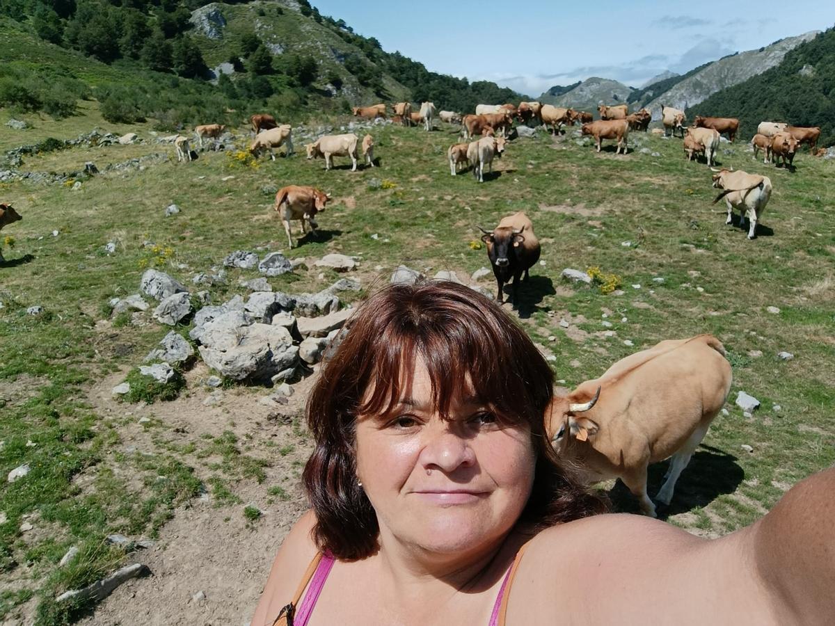 Ángeles María Collado, ganadera en Ponga, junto a sus vacas.
