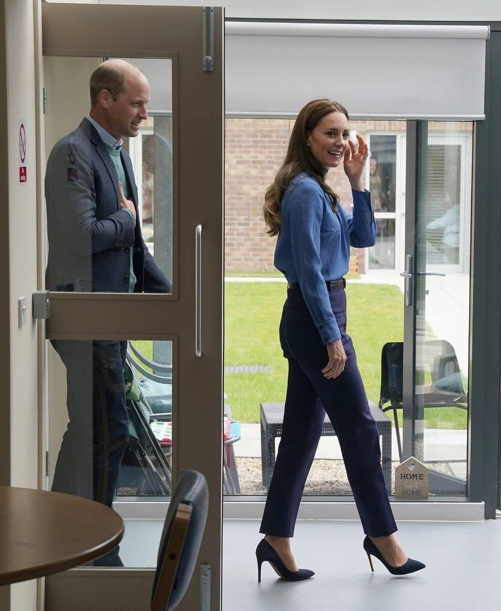 Kate Middleton con look en tonos azules junto al príncipe Guillermo
