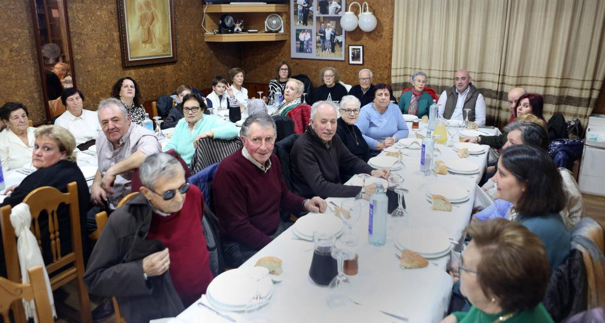 Participantes en la comida organizada en honor del sacerdote Luis Galego.