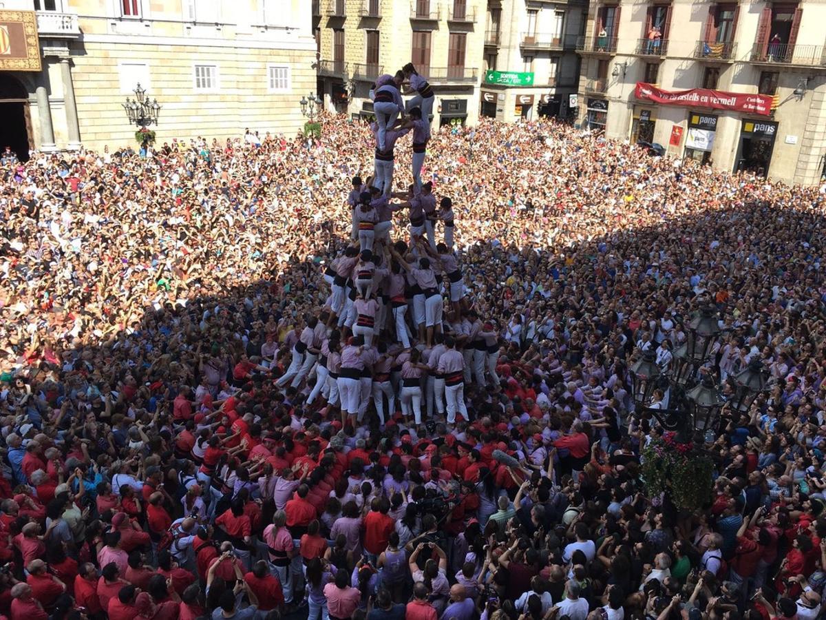 El ’3 de 10 amb folre i manilles’ de los Minyons de Terrassa en la plaza de Sant Jaume.