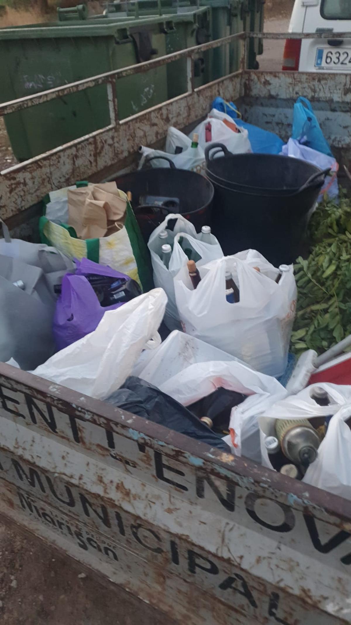 Bolsas de residuos recogidas por los servicios de limpieza del Ayuntamiento de l'Énova.