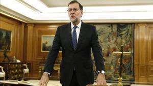 Mariano Rajoy jura el cargo de presidente del Gobierno ante la Biblia, la Constitución y un crucifijo, el 31 de octubre en la Zarzuela.