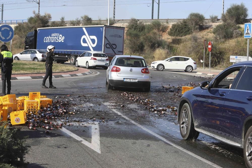 Un camión cargado de botellines de cerveza pierde su mercancía en Xàtiva