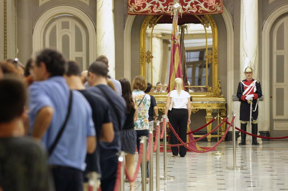 Los valencianos honran la Real Senyera