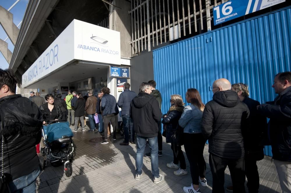 Colas para llenar Riazor en el Deportivo-Sevilla