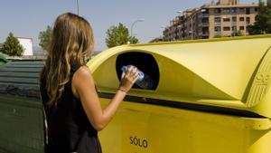 El contenedor amarillo es el de los envases, no el de los plásticos