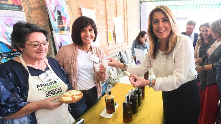 La presidenta de la Junta de Andalucía, Susana Díaz , se fotografía con unas participantes, durante las jornadas &quot;El papel de las mujeres productoras y del medio rural&quot;, donde ha defendido hoy que el próximo marco de la Política Agraria Común (PAC) cuente con una &quot;perspectiva de género&quot; sin disminuir la cuantía de la Unión Europea (UE) en esta partida.