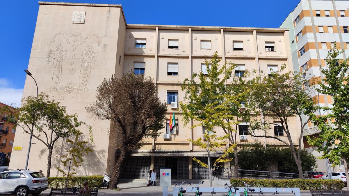 Edificio de los juzgados de Badajoz, en la avenida de Colón.