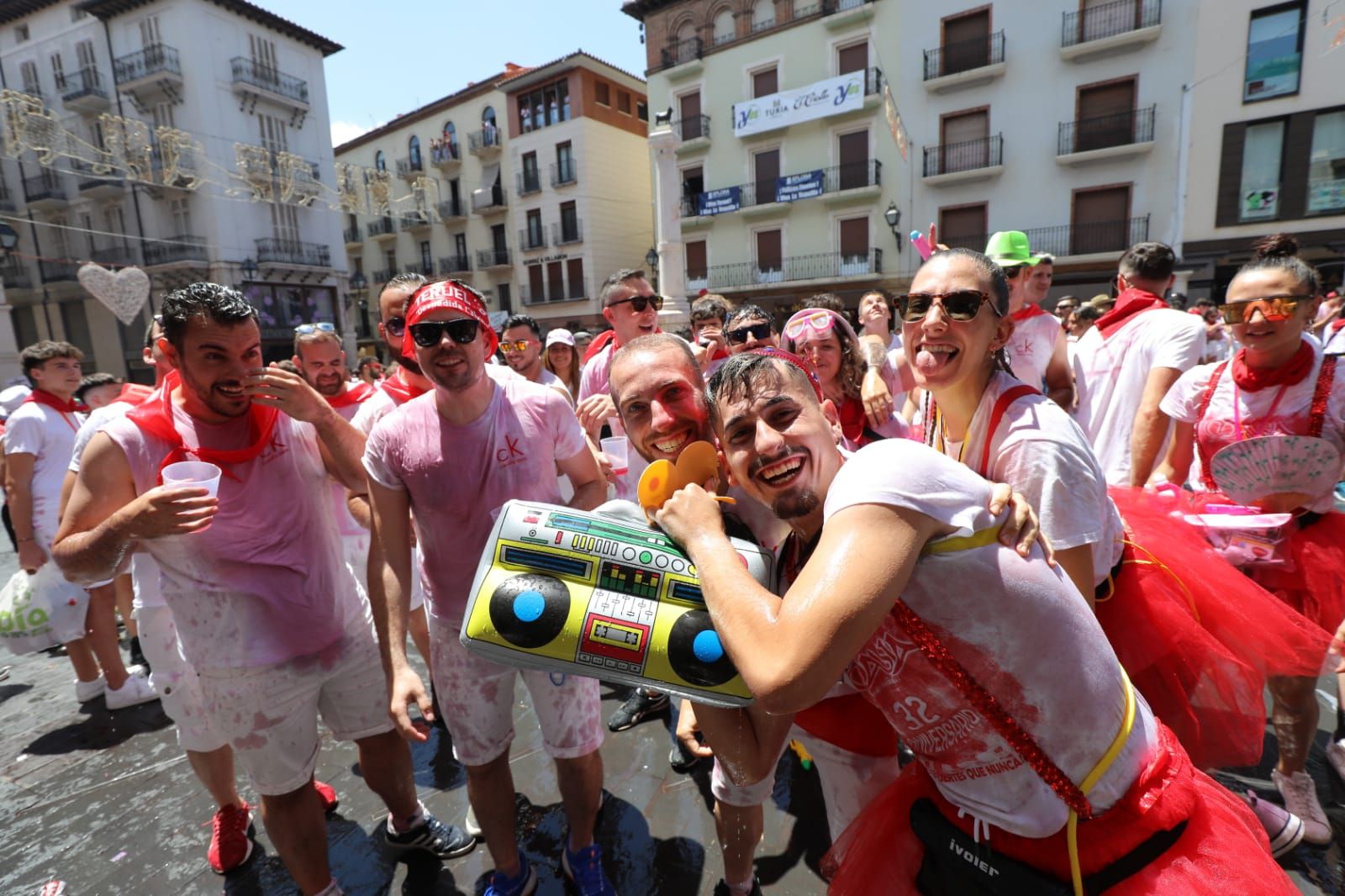 Gran ambiente en unas multitudinarias fiestas de La Vaquilla de Teruel