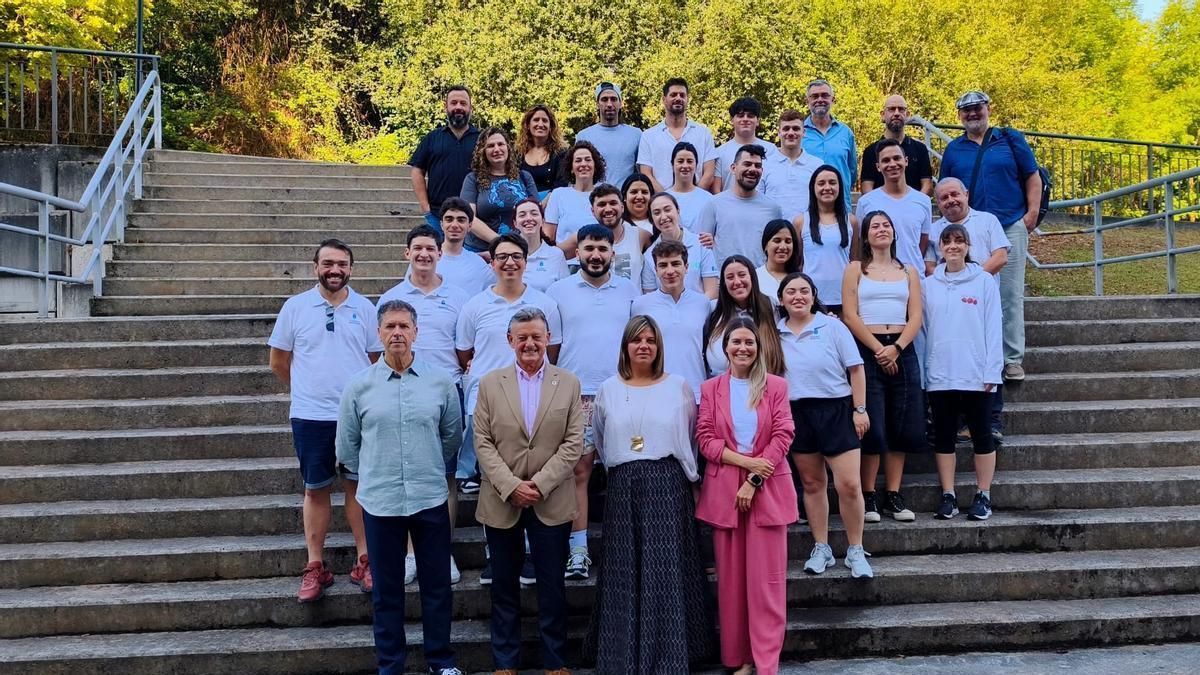 Gimena Llamedo, junto a los alumnos de séptima promoción de la Escuela de Asturianía
