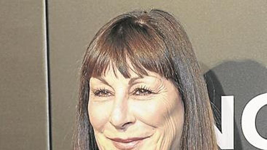 Anjelica Houston defiende a Allen