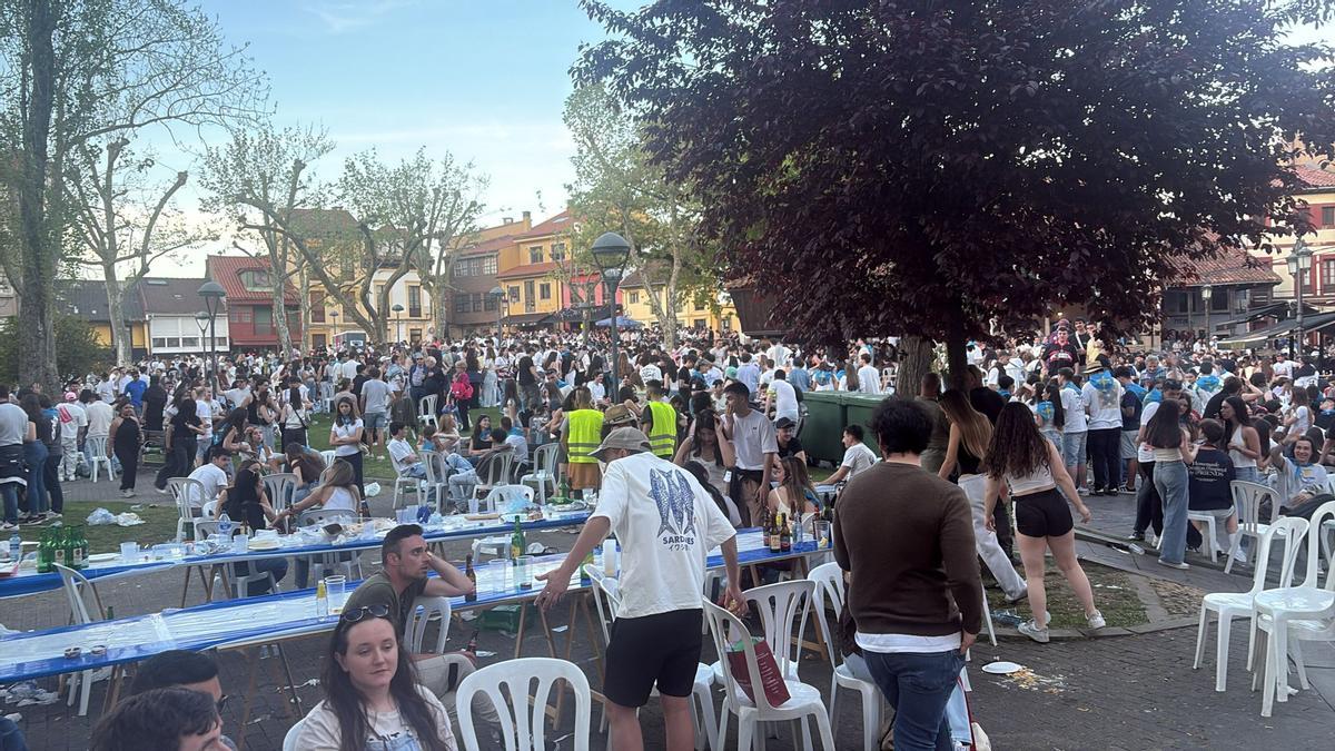 Ambiente en El Carbayedo pasadas las nueve de la noche.