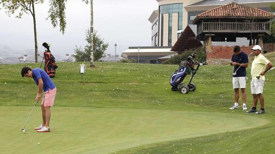 Jugadores en un torneo organizado en el campo de golf de Los Balagares.